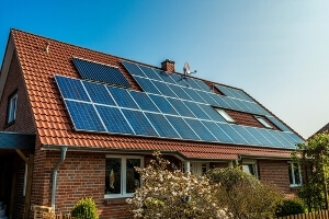 Entretenir soi-même ses panneaux photovoltaïques : les risques